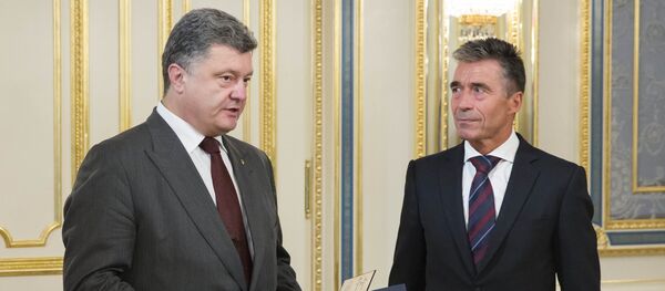Petró Poroshenko, el presidente ucraniano, y Anders Fogh Rasmussen, ex secretario general de la OTAN. - Sputnik Mundo
