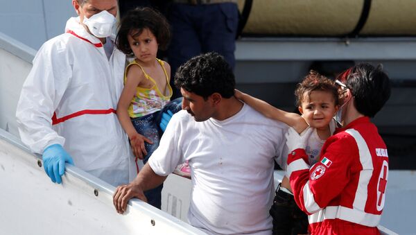 Migrantes rescatados - Sputnik Mundo