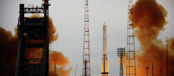 Lanzamiento del cohete-portador Proton-K con el satélite militar - Sputnik Mundo