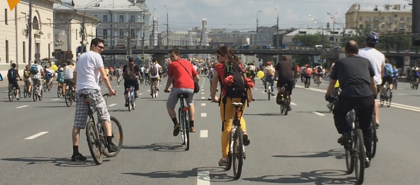 Más de 30.000 moscovitas participaron en el desfile ciclista de Moscú el domingo 29 de mayo. - Sputnik Mundo