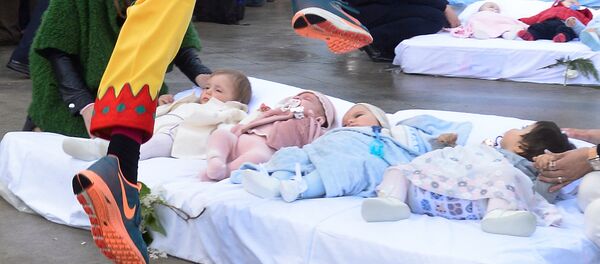 En la localidad burgalesa de Castrillo de Murcia (España) se ha celebrado el festival de El Colacho. - Sputnik Mundo