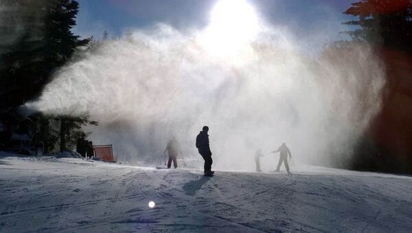 Los snowboardistas cerca de un cañón de nieve - Sputnik Mundo