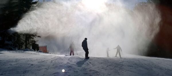 Los snowboardistas cerca de un cañón de nieve - Sputnik Mundo