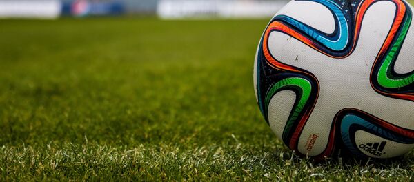 Un balón de fútbol - Sputnik Mundo