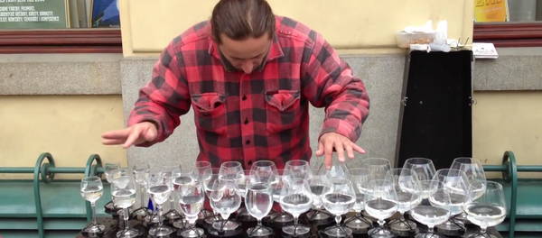 El xilófono de copas: una increíble actuación musical en la calle - Sputnik Mundo