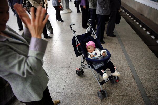 Una excursión por el metro de Pyongyang - Sputnik Mundo