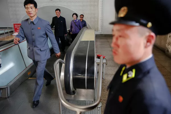 Una excursión por el metro de Pyongyang - Sputnik Mundo