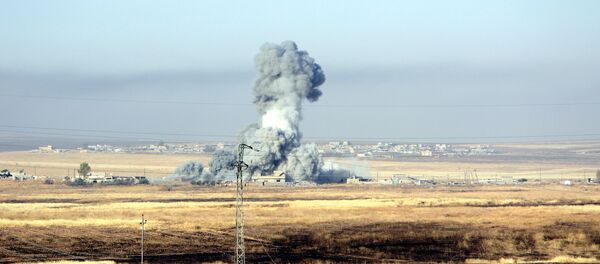 Los bombardeos de la coalición liderada por EEUU cerca de Mosul (archivo) - Sputnik Mundo