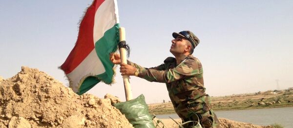 Bandera de los kurdos Peshmerga en Irak - Sputnik Mundo
