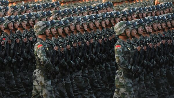 Chinese soldiers conduct a practice at dawn ahead of a military parade later in the morning at Tiananmen Square in Beijing on September 3, 2015, to mark the 70th anniversary of victory over Japan and the end of World War II - Sputnik Mundo