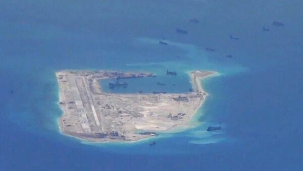 Las embarcaciones china supuestamente se encuentran cerca de Fiery Cross Reef en el Mar Meridional Las embarcaciones china supuestamente se encuentran cerca de Fiery Cross Reef en el Mar Meridional - Sputnik Mundo