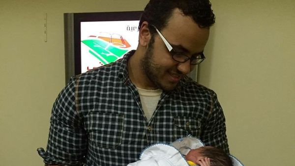 Moamen Mokhtar, periodista egipcio, y su hijo Putin Moamen Mokhtar, periodista egipcio, y su hijo Putin - Sputnik Mundo