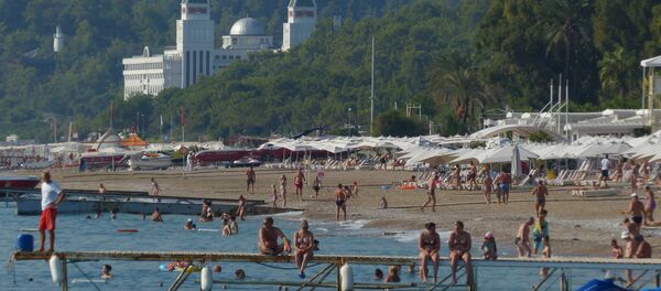 Turistas en una playa de Antalya, Turquía - Sputnik Mundo
