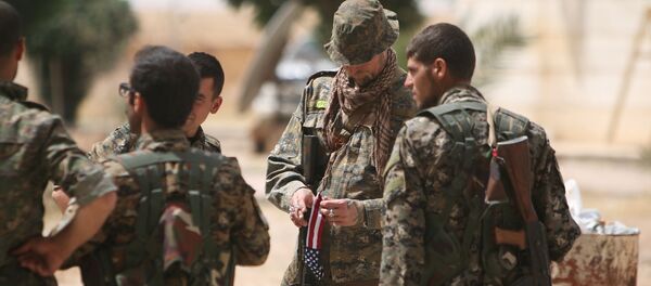 Militares estadounidenses que apoyan a las Fuerzas Democráticas de Siria en la lucha por recuperar el control de Al Raqa - Sputnik Mundo