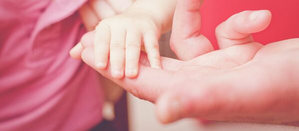 Mano de un bebé - Sputnik Mundo