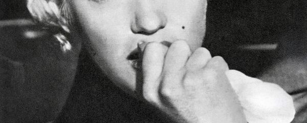 A portrait taken on December 3, 1961 shows American actress Marilyn Monroe - Sputnik Mundo