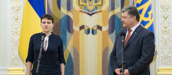 Petró Poroshenko, presidente de Ucrania, y Nadezhda Sávchenko - Sputnik Mundo