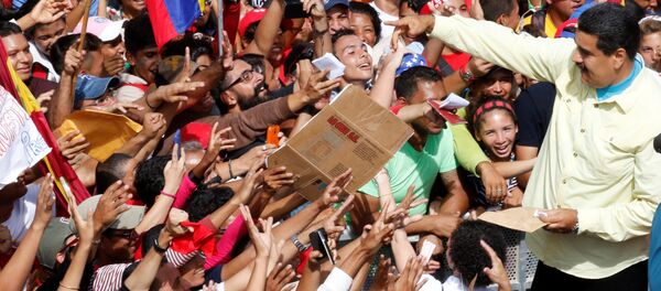 Presidente de Venezuela, Nicolás Maduro, y sus partidarios - Sputnik Mundo