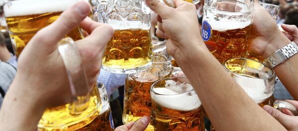 Varias personas hacen un brindis con las copas de cerveza - Sputnik Mundo
