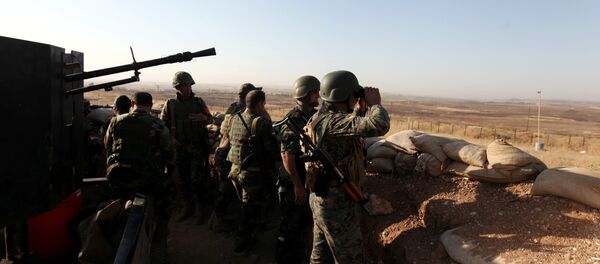 Kurdish Peshmerga forces keep watch in a village east of Mosul - Sputnik Mundo