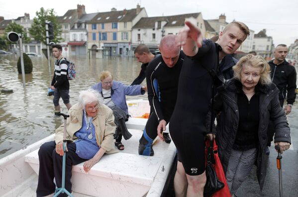 Impactantes imágenes de las inundaciones que asolan Francia - Sputnik Mundo