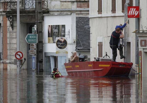 Impactantes imágenes de las inundaciones que asolan Francia - Sputnik Mundo