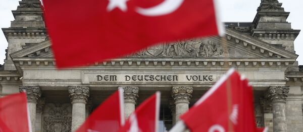 Banderas de Turquía con Bundestag al fondo (archivo) - Sputnik Mundo