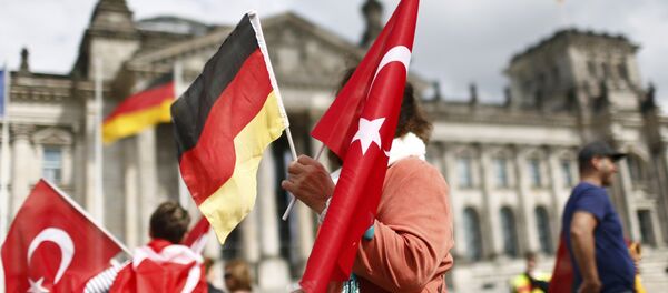Demonstrators hold Turkish and German flags in front of the Reichstag, the seat of the lower house of parliament Bundestag in Berlin, Germany, June 1, 2016 - Sputnik Mundo