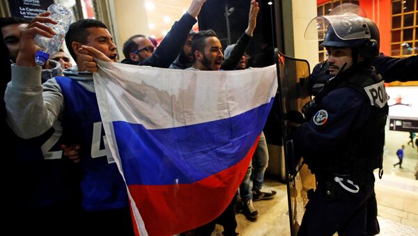 French riot policemen and mock supporters attend a drill at the Marseille railway station - Sputnik Mundo