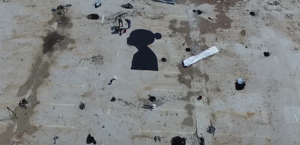 El perfil de una niña de 7 metros en las ruinas de Donbás - Sputnik Mundo