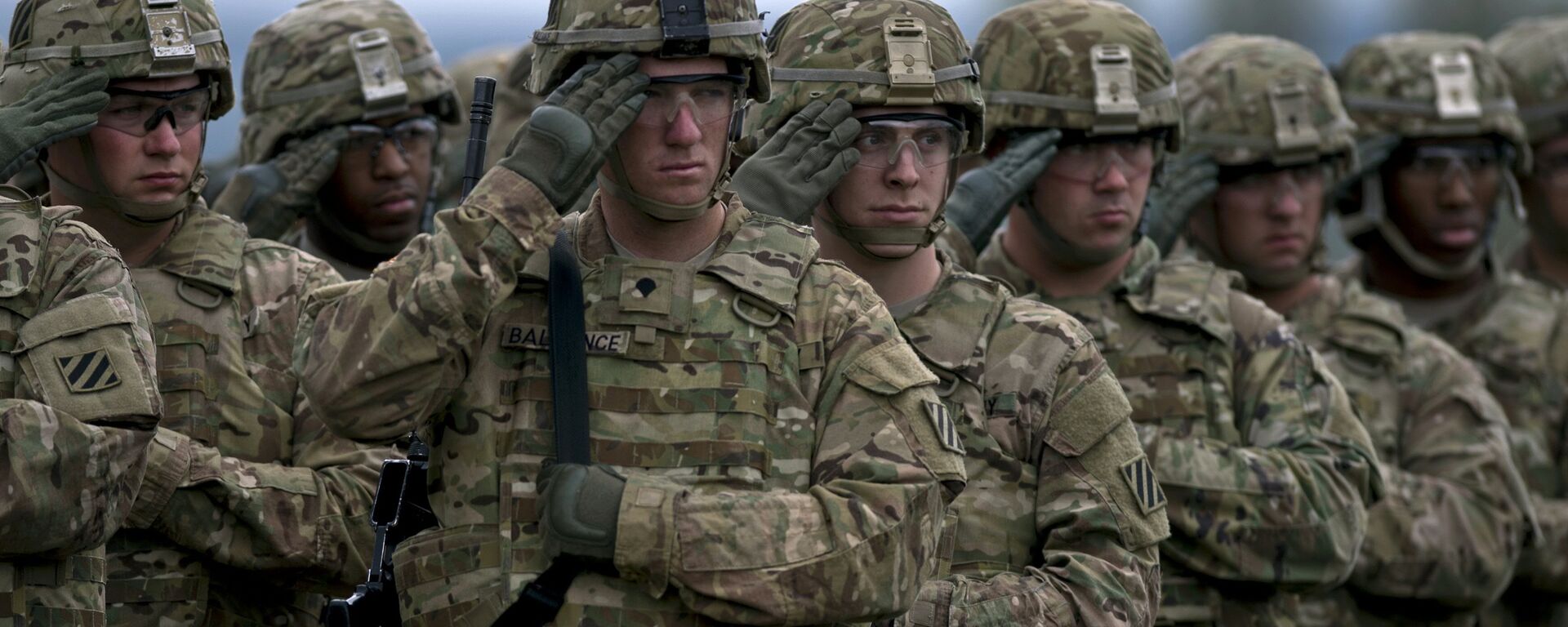 Soldados del ejército estadounidense en formación durante un ejercicio de entrenamiento táctico militar conjunto Blowback 2016, con el ejército de Bulgaria, en el terreno militar de Novo Selo, el 11 de abril de 2016.  - Sputnik Mundo, 1920, 08.10.2024