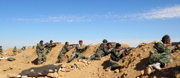 Los soldados del Ejército sirio en las afueras de la provinica de al Raqa (archivo) Los soldados del Ejército sirio en las afueras de la provinica de al Raqa (archivo) - Sputnik Mundo