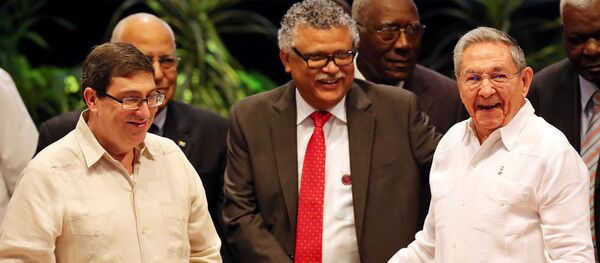 El presidente de Cuba, Raúl Castro, y el secretario general de la AEC, Alfonso Múnera, en la cumbre de Caribe - Sputnik Mundo