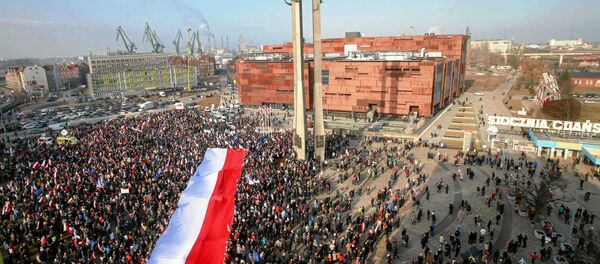 La gente con la bandera nacional de Polonia en Gdansk - Sputnik Mundo