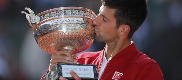 El tenista serbio Novak Djokovic se impuso al británico Andy Murray en la final del Abierto de Francia 2016 con lo que se llevó el trofeo masculino individual. - Sputnik Mundo