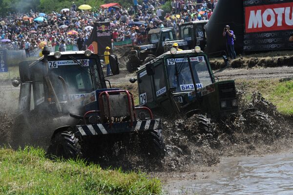 Las impresionantes imágenes de la carrera internacional de tractores Bizon-Track-Show-2016 - Sputnik Mundo