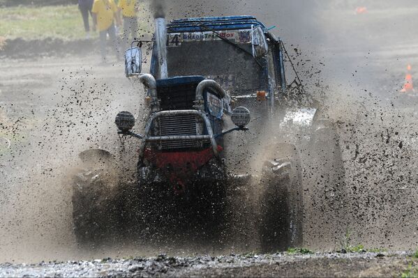 Las impresionantes imágenes de la carrera internacional de tractores Bizon-Track-Show-2016 - Sputnik Mundo