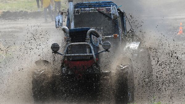 Las impresionantes imágenes de la carrera internacional de tractores Bizon-Track-Show-2016 - Sputnik Mundo