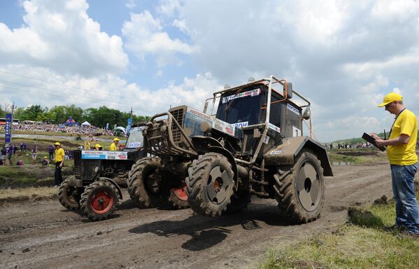 Las impresionantes imágenes de la carrera internacional de tractores Bizon-Track-Show-2016 - Sputnik Mundo