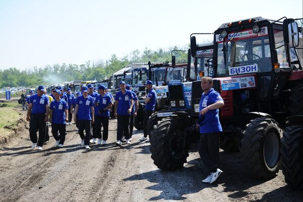 Las impresionantes imágenes de la carrera internacional de tractores Bizon-Track-Show-2016 - Sputnik Mundo