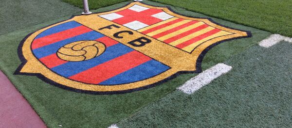 El logotipo del FC Barcelona, sobre el césped del estadio El logotipo del FC Barcelona, sobre el césped del estadio - Sputnik Mundo