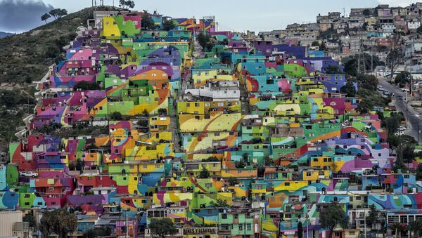 La vista general del cerro 'Las Palmitas' con el macromural compuesto por 209 casas pintadas - Sputnik Mundo