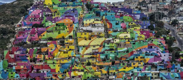 La vista general del cerro 'Las Palmitas' con el macromural compuesto por 209 casas pintadas - Sputnik Mundo