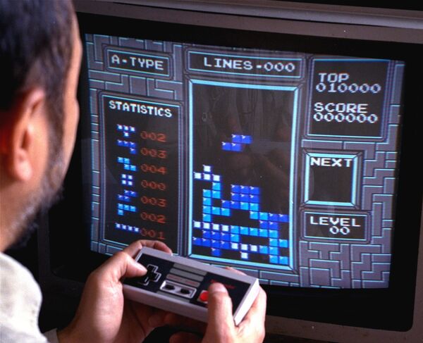 Un hombre jugando Tetris - Sputnik Mundo