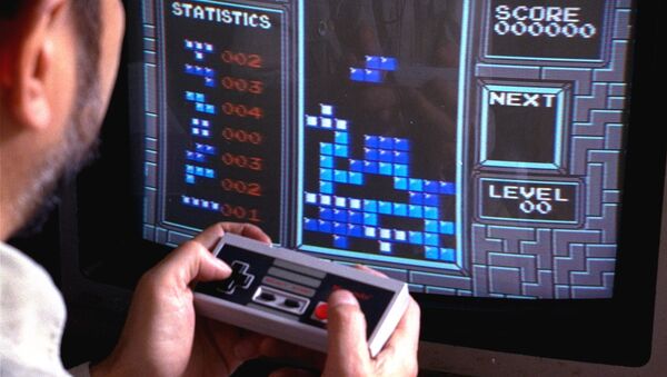 Un hombre jugando Tetris - Sputnik Mundo