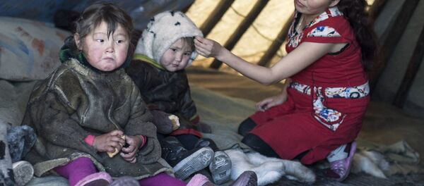 Una mujer con unos niños del distrito autónomo de Yamalo-Nenets - Sputnik Mundo