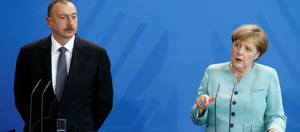 La canciller de Alemania, Angela Merkel, con el presidente de Azerbaiyán, Ilham Aliyev - Sputnik Mundo