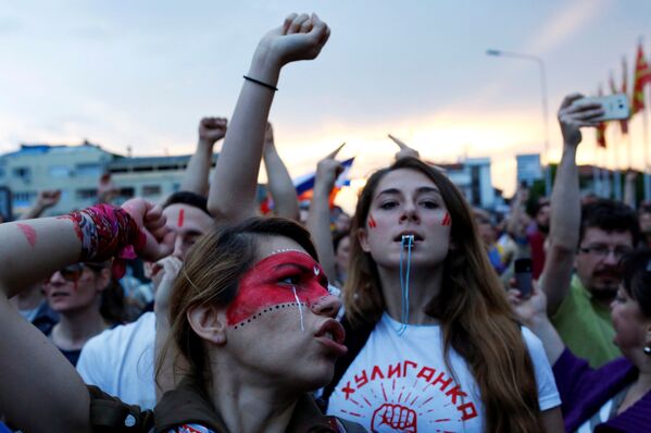 A protester shouts anti government slogans during a protest against the government, in front a government building in Skopje, Macedonia, June 6, 2016 - Sputnik Mundo