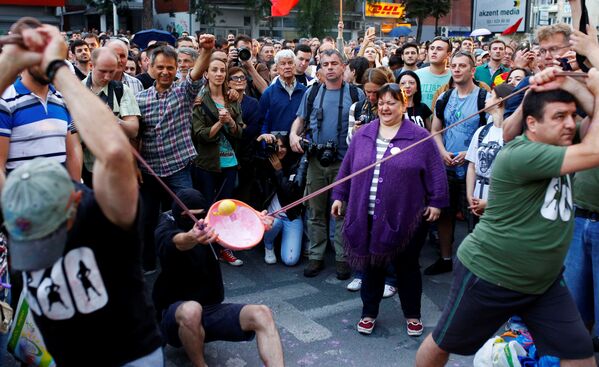 A protester sling shot balloons with color paint during a protest against the government, at the government building in Skopje, Macedonia, June 6, 2016 - Sputnik Mundo