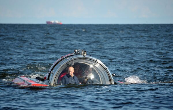 El presidente de Rusia, Vladímir Putin, a bordo del Sea Explorer 5 - Sputnik Mundo